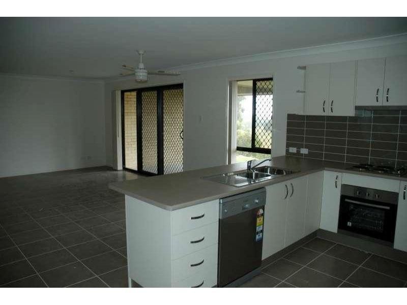 5 Aspect Place, Pacific Pines QLD 4211