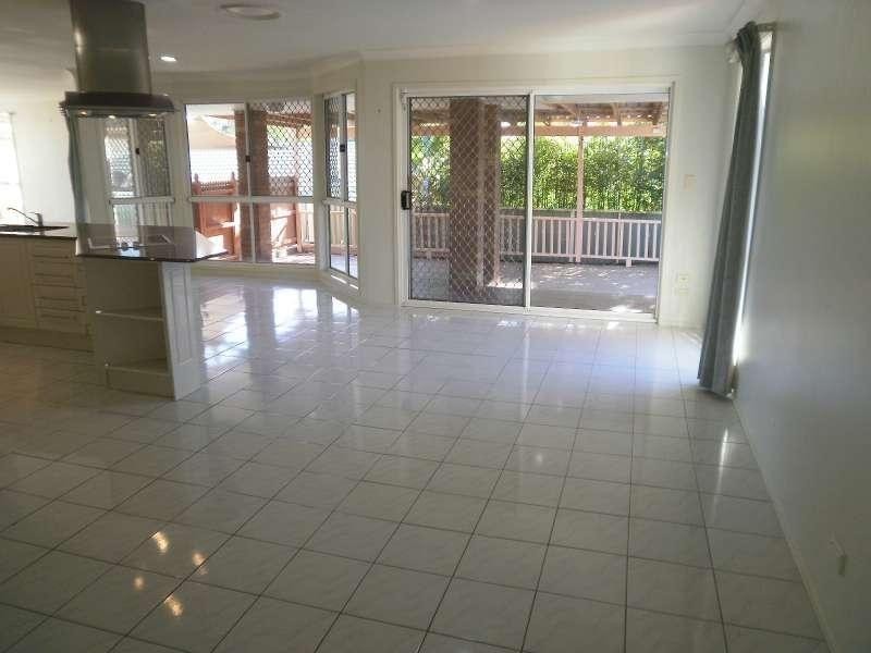 18 Armstrong Way, Highland Park QLD 4211