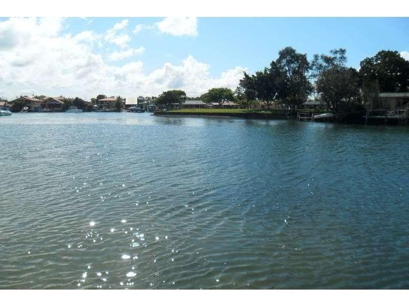 39 Vaggelas Crescent, Biggera Waters QLD 4216