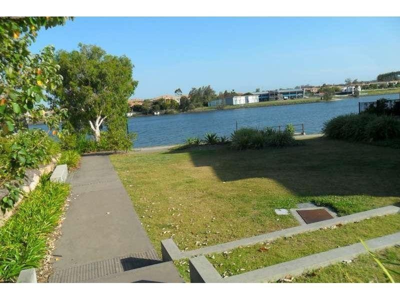 10 Little Blue Lane, Varsity Lakes QLD 4227