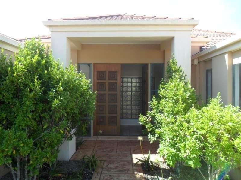 8 Zeller Crescent, Arundel QLD 4214