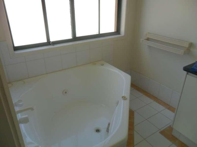 8 Zeller Crescent, Arundel QLD 4214