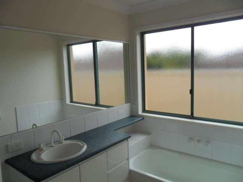 8 Zeller Crescent, Arundel QLD 4214