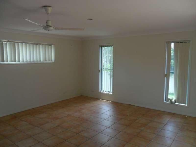 8 Zeller Crescent, Arundel QLD 4214