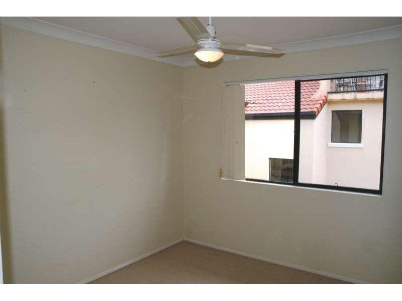 18/5-7 Railway Street, Southport QLD 4215