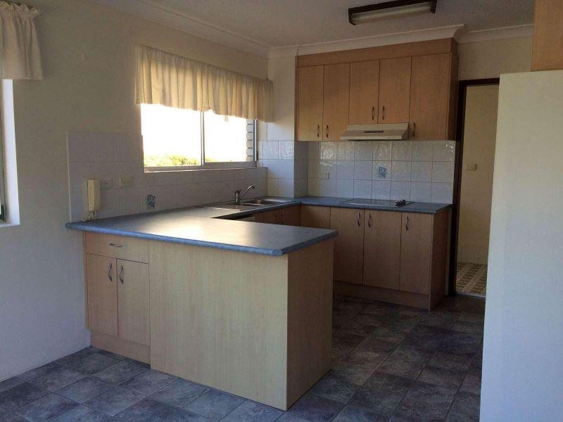 2/216 Marine Parade, Labrador QLD 4215