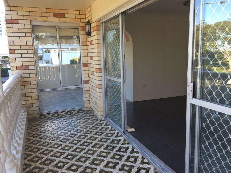 2/216 Marine Parade, Labrador QLD 4215