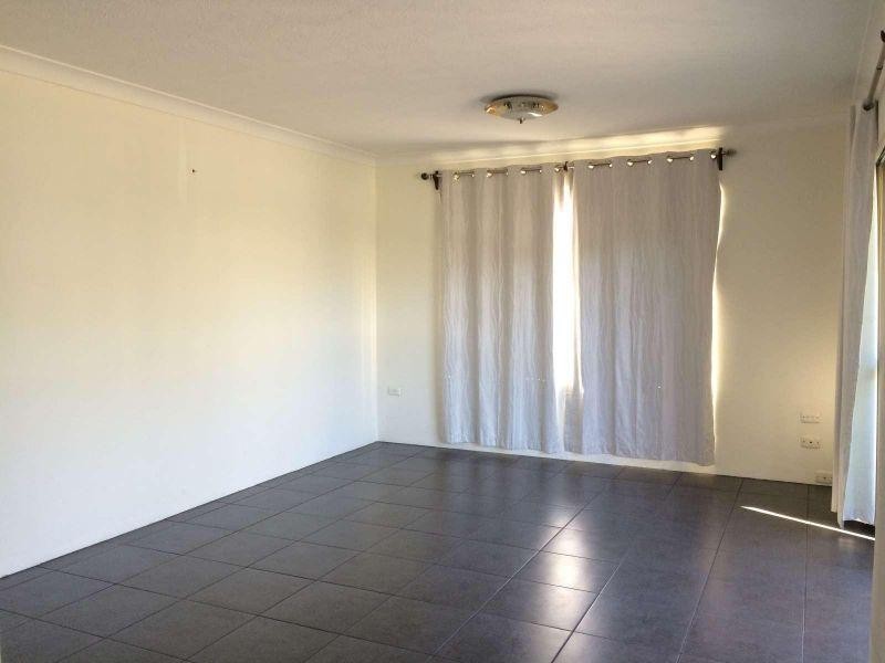 2/216 Marine Parade, Labrador QLD 4215