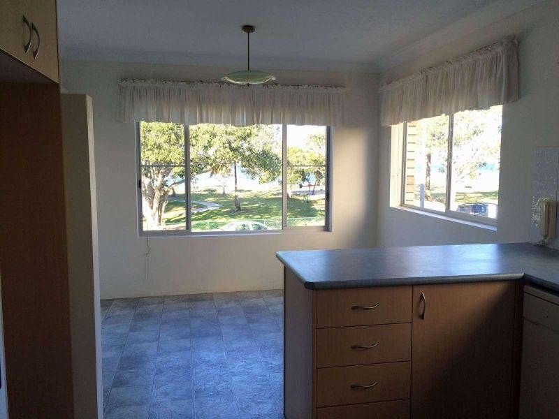 2/216 Marine Parade, Labrador QLD 4215