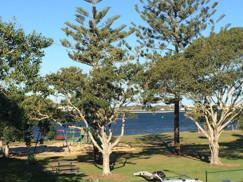 2/216 Marine Parade, Labrador QLD 4215