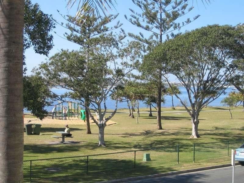 2/216 Marine Parade, Labrador QLD 4215