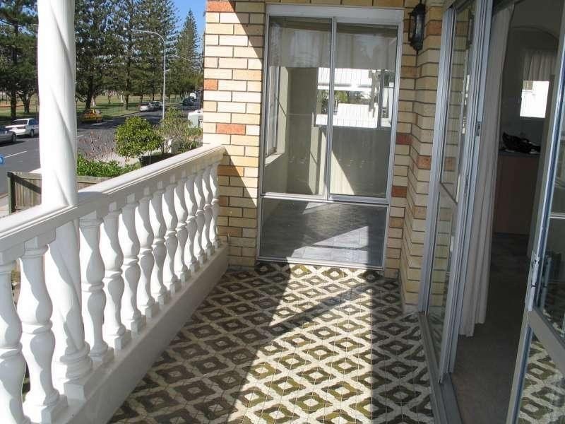 2/216 Marine Parade, Labrador QLD 4215