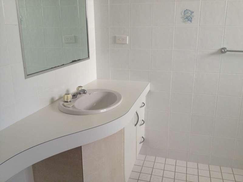 2/216 Marine Parade, Labrador QLD 4215