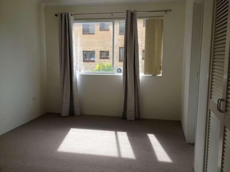 2/216 Marine Parade, Labrador QLD 4215