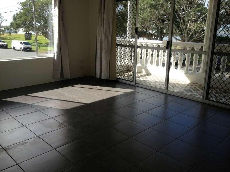 2/216 Marine Parade, Labrador QLD 4215