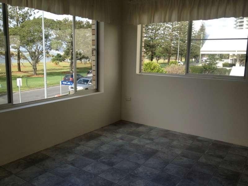 2/216 Marine Parade, Labrador QLD 4215