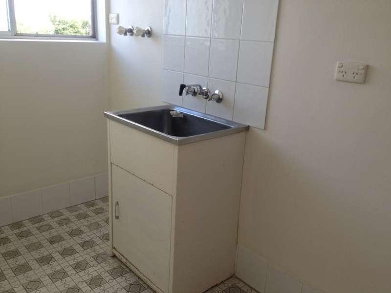 2/216 Marine Parade, Labrador QLD 4215