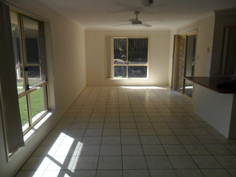 14 Palmerston Drive, Pacific Pines QLD 4211