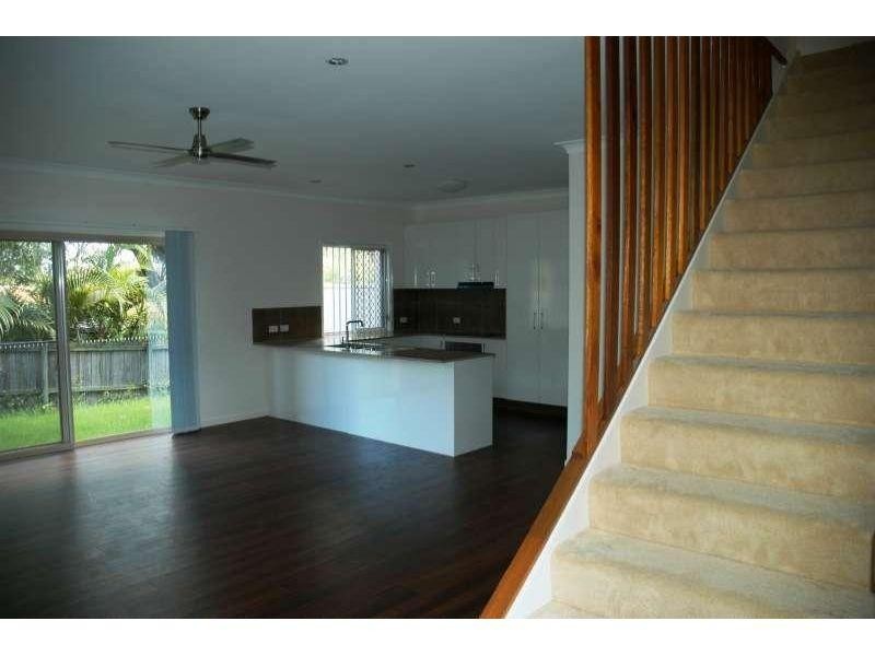 2/18 Fourth Street, Labrador QLD 4215
