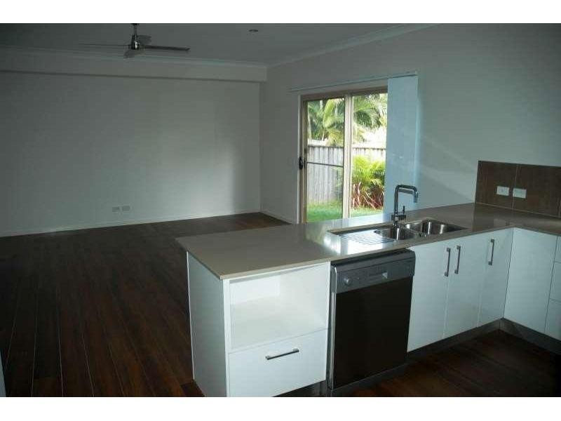 2/18 Fourth Street, Labrador QLD 4215