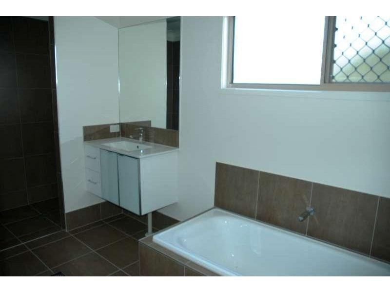 2/18 Fourth Street, Labrador QLD 4215