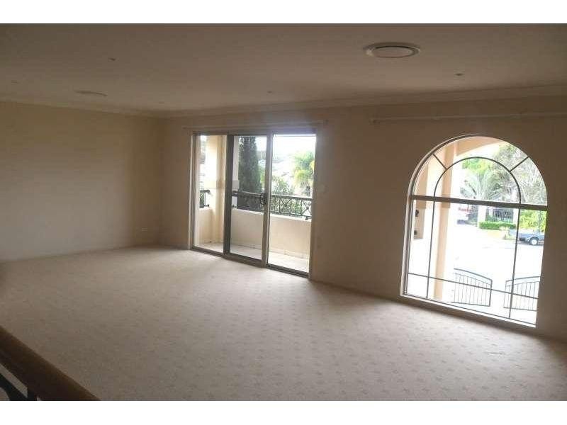 9 Marjorie Crescent, Benowa QLD 4217