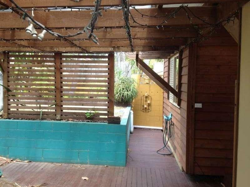 16 Caroline Avenue, Southport QLD 4215