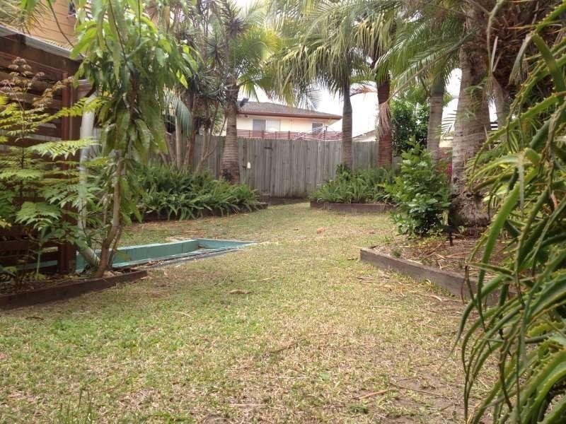 16 Caroline Avenue, Southport QLD 4215