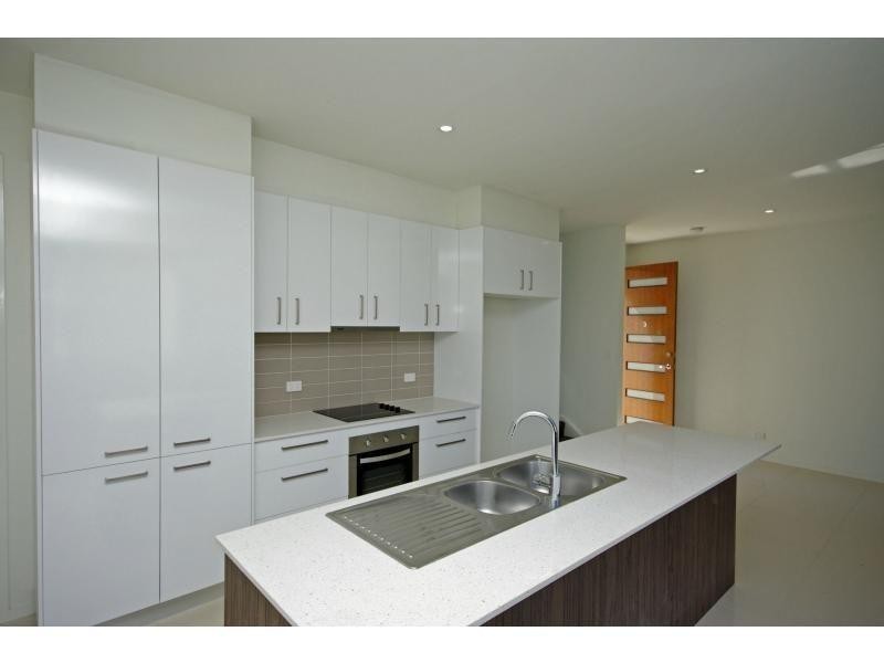 2/132 Eugaree Street, Southport QLD 4215