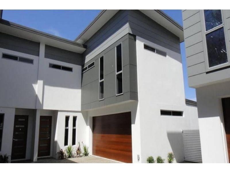 2/132 Eugaree Street, Southport QLD 4215