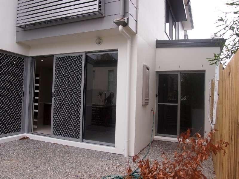 2/132 Eugaree Street, Southport QLD 4215