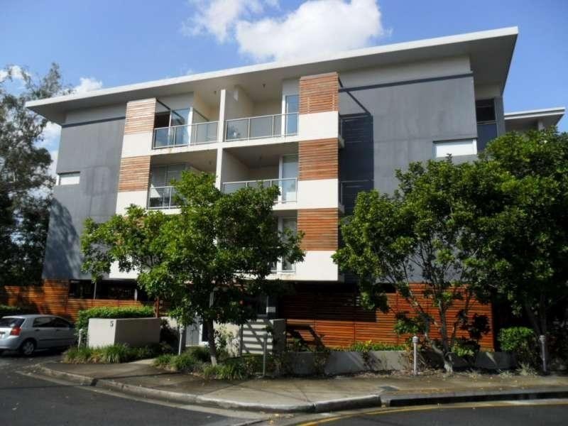 8/5 Carey Lane, Southport QLD 4215