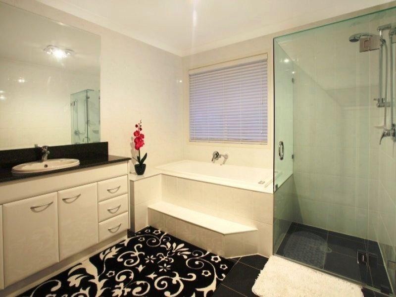 17 Valetta Crescent, Varsity Lakes QLD 4227