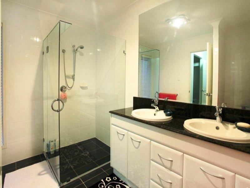 17 Valetta Crescent, Varsity Lakes QLD 4227