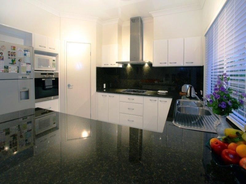 17 Valetta Crescent, Varsity Lakes QLD 4227