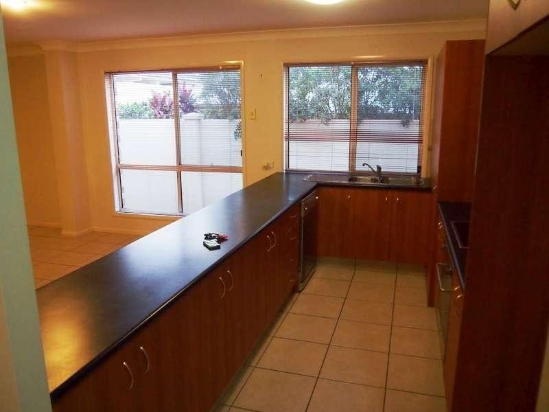 2/7 Maidenhair Place, Robina QLD 4226