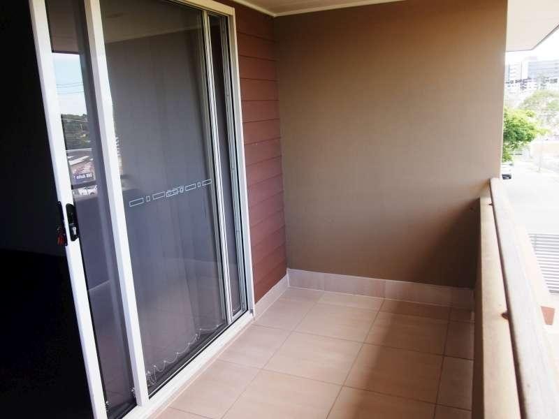 2/18 Minnie Street, Southport QLD 4215