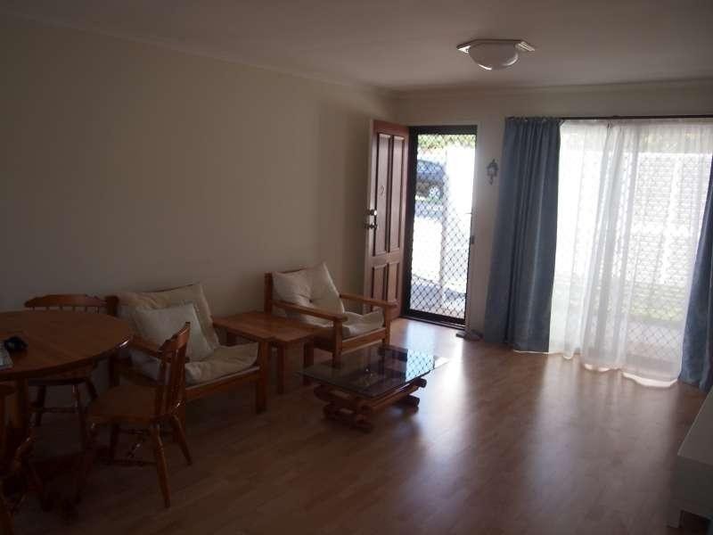 2/165 Olsen Avenue, Labrador QLD 4215