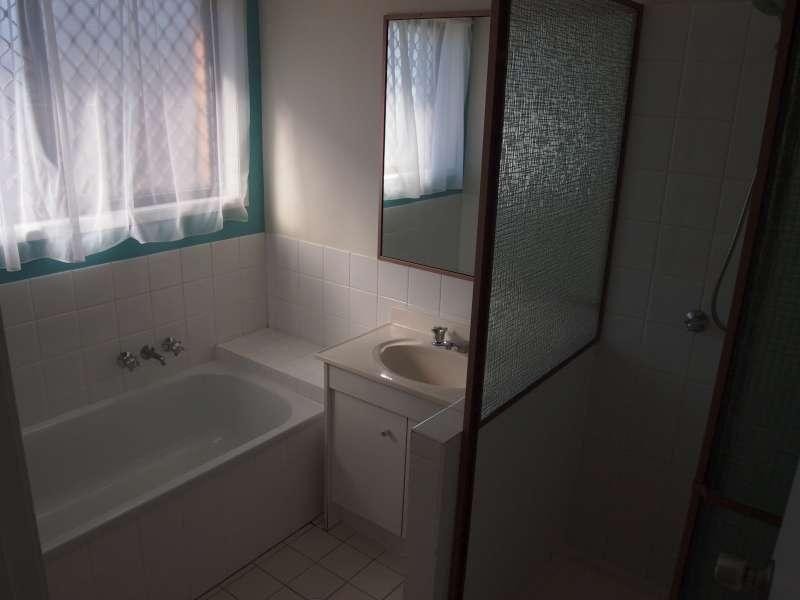 2/165 Olsen Avenue, Labrador QLD 4215