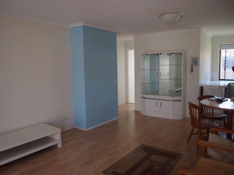 2/165 Olsen Avenue, Labrador QLD 4215