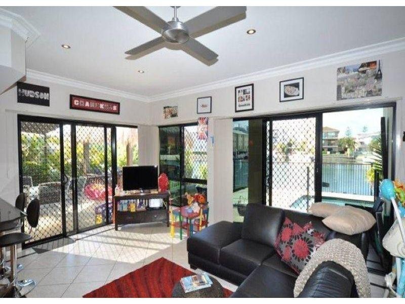 1/48 Vaggelas Crescent, Biggera Waters QLD 4216
