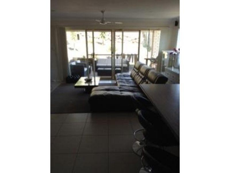8 Maslin Chase, Pacific Pines QLD 4211