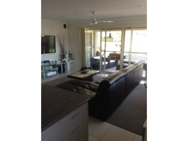 8 Maslin Chase, Pacific Pines QLD 4211