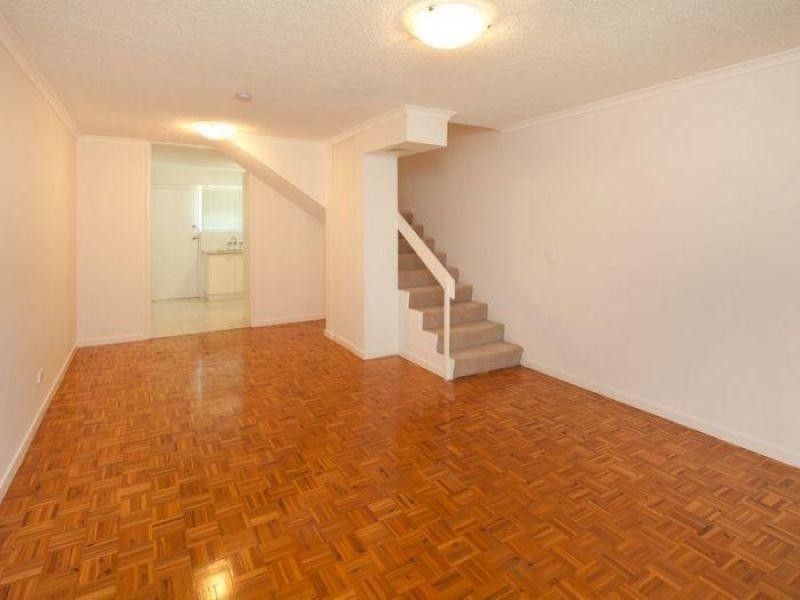 4/14 Central Street, Labrador QLD 4215