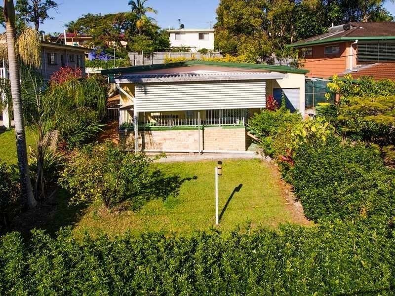 18 Warana Avenue, Southport QLD 4215