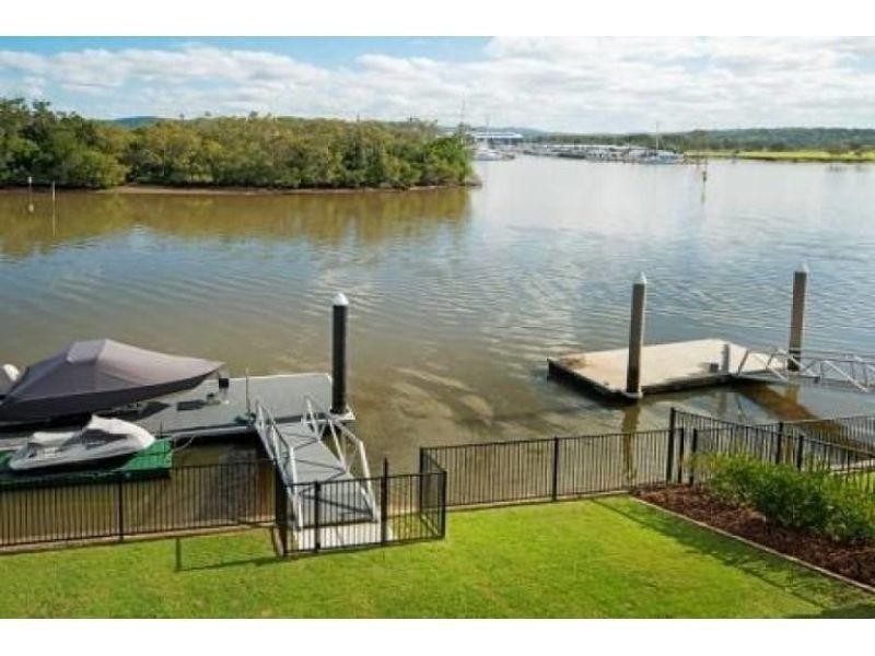 1677 Riverdale Drive, Hope Island QLD 4212