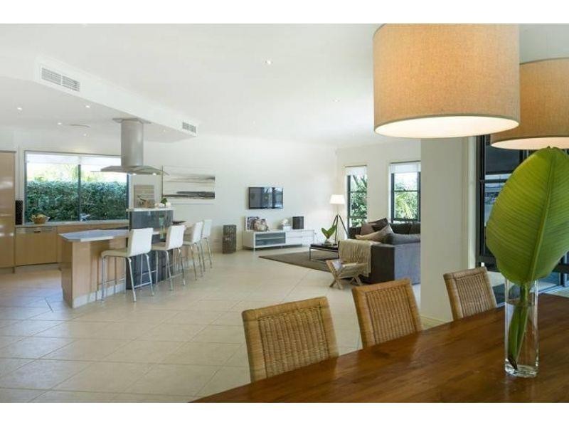 1677 Riverdale Drive, Hope Island QLD 4212