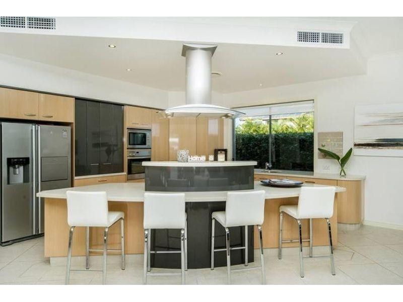 1677 Riverdale Drive, Hope Island QLD 4212