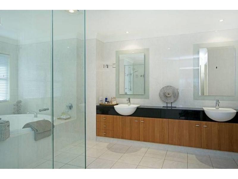 1677 Riverdale Drive, Hope Island QLD 4212