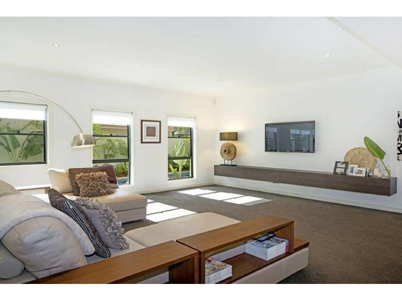 1677 Riverdale Drive, Hope Island QLD 4212